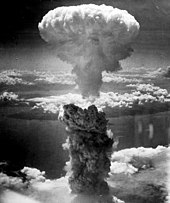 https://upload.wikimedia.org/wikipedia/commons/thumb/e/e0/Nagasakibomb.jpg/170px-Nagasakibomb.jpg